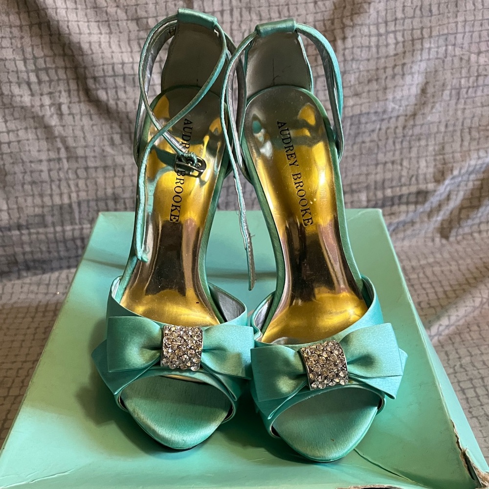 Audrey Brooke Teal Women's Shoes w/ Studded Bow Detail | NWOT